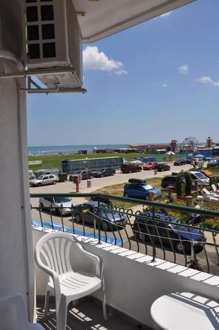 Гостевой дом Sunny Island Obzor Обзор Стандартный трехместный номер с видом на море-4